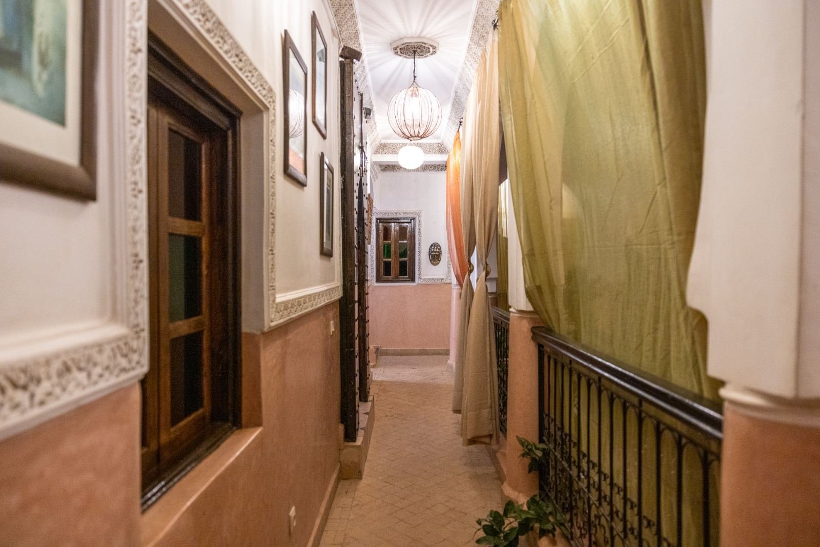 Coursive et lanternes marocaines du Riad Davina de nuit