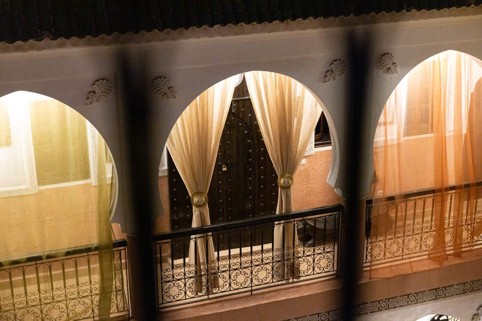 Patio traditionnel du Riad Davina avec sa petite piscine en zellige, Marrakech