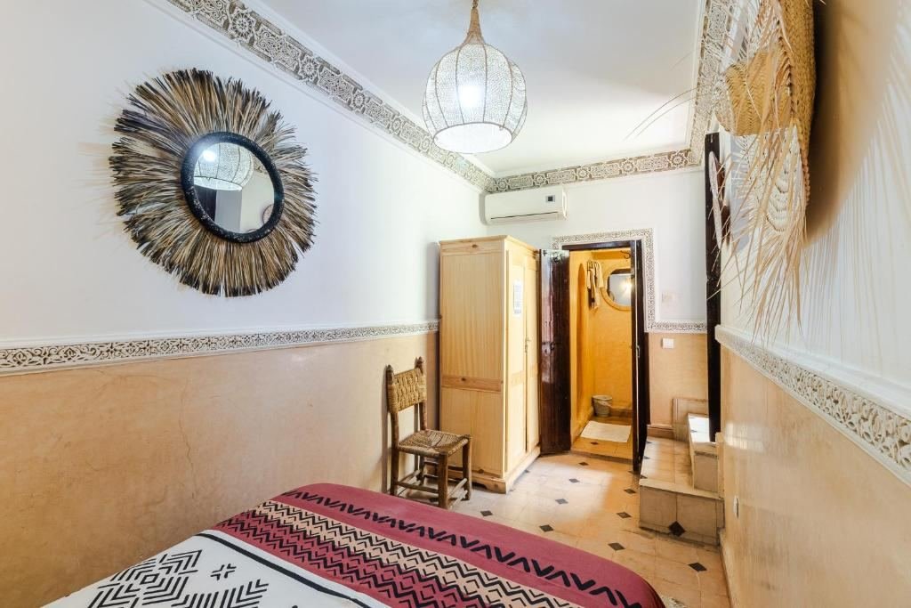 Chambre Double du Riad Davina, grand lit, décoration marocaine traditionnelle